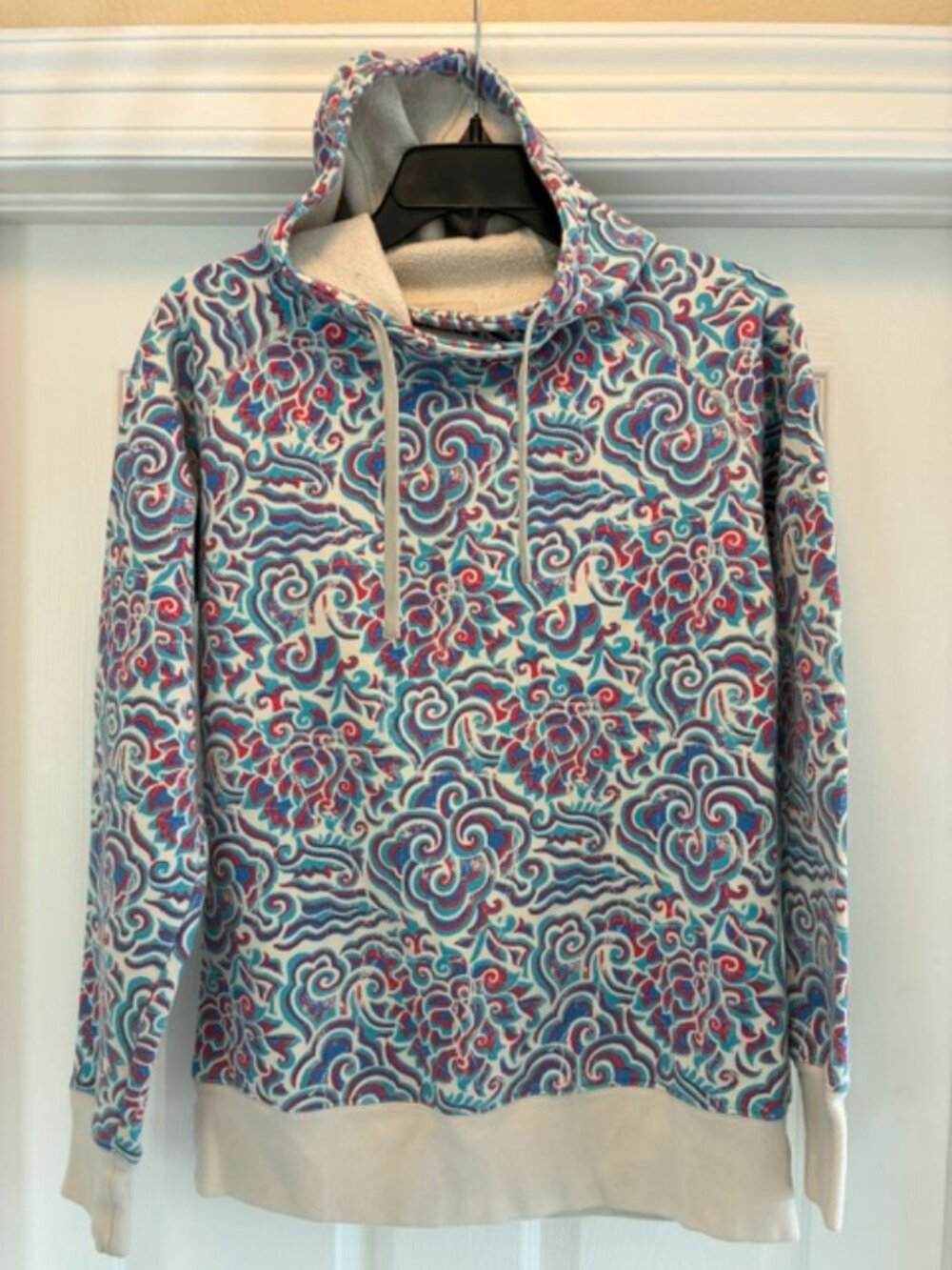 Sherpa Adventure Gear colorful hoodie sz M